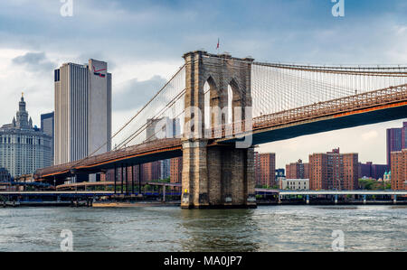 Vista del ponte di Brooklyn e la skyline di Manhattan a New York City. Foto scattata dal traghetto, mentre la crociera East River. Foto Stock