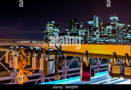 L'amore non si blocca nella notte. Al ponte di Brooklyn, Manhattan, New York City. Foto Stock