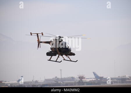 Un MD 530F guerriero Cayuse attacco leggero elicottero della Afghan Air Force volando sopra la pista di atterraggio dell'aeroporto militare di Kabul. Foto Stock