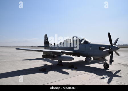 Un-29 Super Tucano attacco leggero aeromobili del Afghan Air Force seduto sull'asfalto su aeroporto militare di Kabul. Foto Stock