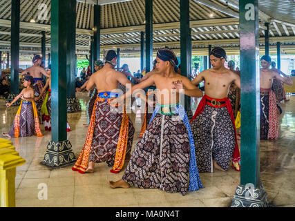 Beksan Putra e tradizionale palazzo maschio performance di danza presso il Kraton Ngayogyakarta Hadiningrat, il palazzo del sultanato di Yogyakarta, Java centrale, Foto Stock