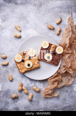 Sandwich al burro di arachidi e cioccolato di pasta in forma di orso Foto Stock