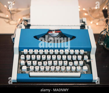 Molto vecchia macchina di digitazione, con vuoto foglio bianco e tastiera greca Foto Stock