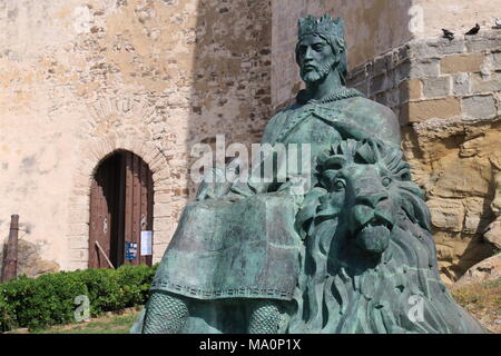 Un monumento di Sancho IV El Bravo, a Tarifa, Spagna Foto Stock