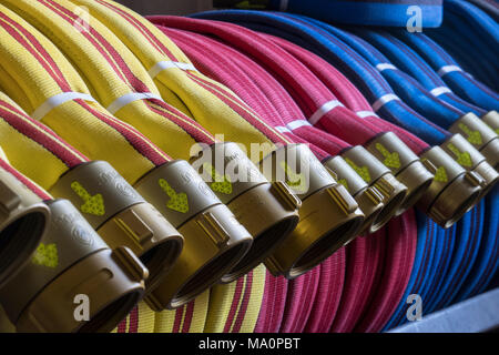 Nuove manichette avvolto e pronto allineati in un volontario dei vigili del fuoco fire casa nella periferia del Connecticut Foto Stock