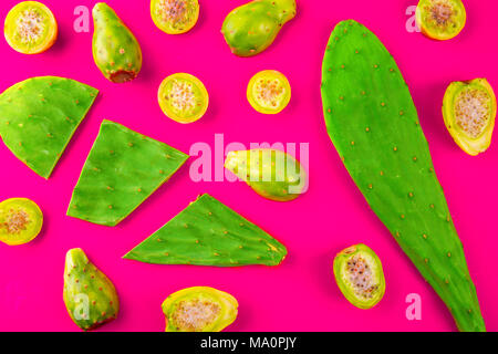 Layout creativo fatto di cactus messicani di foglie e frutti di cactus pricly pear o di tonno su sfondo rosso. Lay piatto. Messicano, Latin American food concept Foto Stock