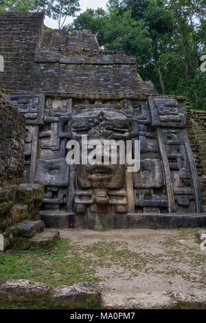 Le rovine maya di Lamanai. Die Maya-Ruinen von Lamanai. Foto Stock