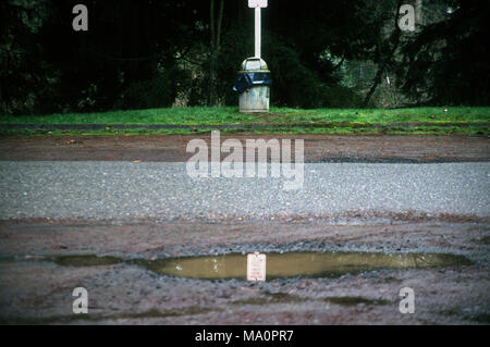 Elevata area di prowl segno riflesso in una pozzanghera a un parco di Seattle Foto Stock