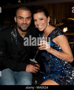 Tony Parker e Eva Longoria Parker Foto Eve Nightclub Grand Opening cenone di capodanno con ballo in cristalli presso il centro citta' di Las Vegas, NV il 31 dicembre 2009. © RDKabik / MediaPunch***casa esclusiva copertura*** Foto Stock