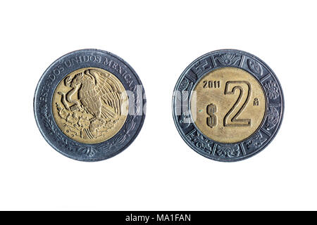 Anteriore e posteriore di due pesos moneta messicana su sfondo bianco Foto Stock