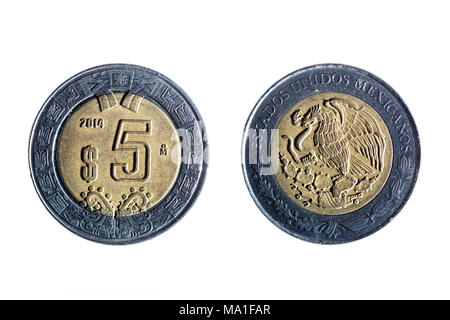Anteriore e posteriore di un cinque pesos moneta messicana su sfondo bianco Foto Stock