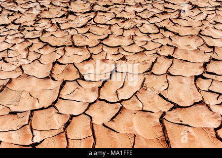 Terra di cracking da secchezza nel deserto, opere come sfondo o texture Foto Stock