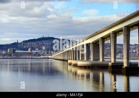 Il Tay road bridge come si vede guardando verso Dundee. Foto Stock