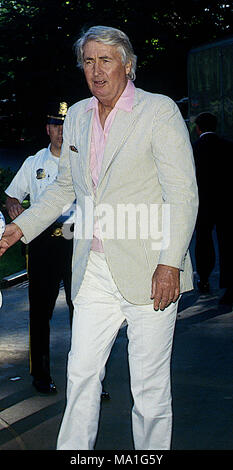 Washington, DC, Stati Uniti d'America, 18 maggio 1987 Fess Parker di lasciare la Casa Bianca Credito: Mark Reinstein/MediaPunch Foto Stock