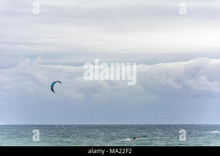 Campeche, Florianópolis, Brasile. Februry, 2018. kitesurfisti sul mare sotto un cielo enorme. Foto Stock