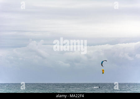 Campeche, Florianópolis, Brasile. Februry, 2018. kitesurfisti sul mare sotto un cielo enorme. Foto Stock