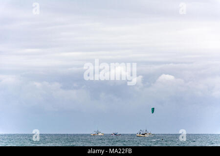 Campeche, Florianópolis, Brasile. Februry, 2018. Barche e surfisti in acqua sotto un cielo enorme, Foto Stock