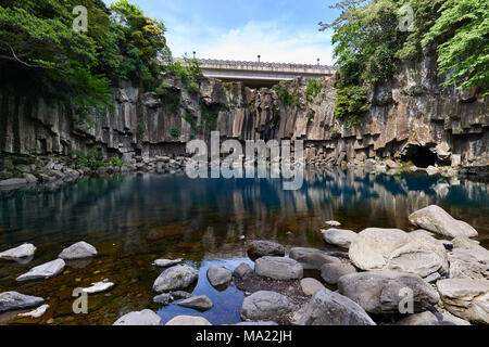 Cheonjeyeon 1a cascata. Cheonjeyeon è di tre livelli di cascata, che è una delle più famose cascate di Jeju Island, Corea. Foto Stock