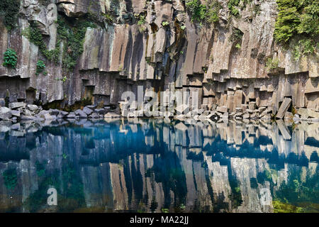 Cheonjeyeon 1a cascata. Cheonjeyeon è di tre livelli di cascata, che è una delle più famose cascate di Jeju Island, Corea. Foto Stock