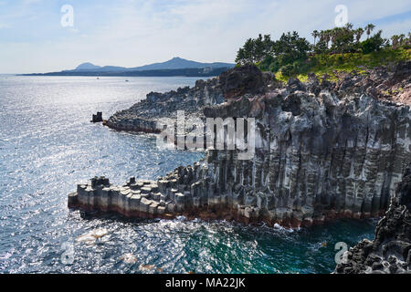 Daepo Jusangjeolli a Jungmun in Jeju, Corea. Jusangjeolli è una scogliera fatta di colonnari basaltici jointings a Jisatgae costa e uno dei più famosi Foto Stock