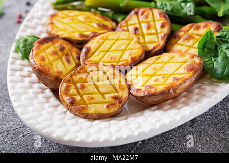 Metà delle patate al forno e gli asparagi. Menu dietetici. Cibo sano. Cucina vegana. Foto Stock