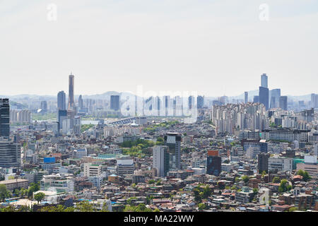 Paesaggio di Yongsan-gu e mapo-gu con ponte Wonhyo e Yeoui-do isola a Seul, in Corea. La vista è da N torre in Montagna di Namsan. Foto Stock