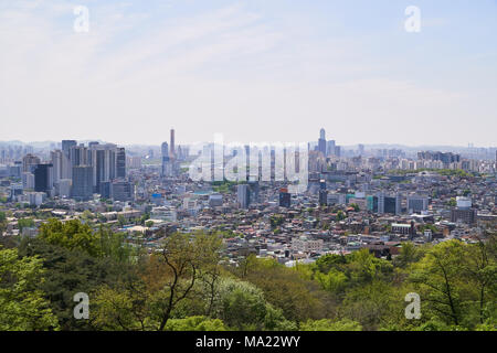 Paesaggio di Yongsan-gu e mapo-gu con ponte Wonhyo e Yeoui-do isola a Seul, in Corea. La vista è da N torre in Montagna di Namsan. Foto Stock