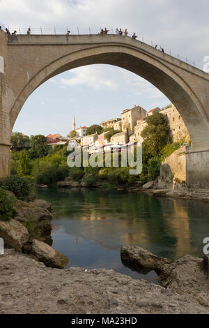 MOSTAR, BOSNIA ERZEGOVINA - 16 agosto 2017: vista dal fondo del famoso ponte di Mostar e Neretva Foto Stock