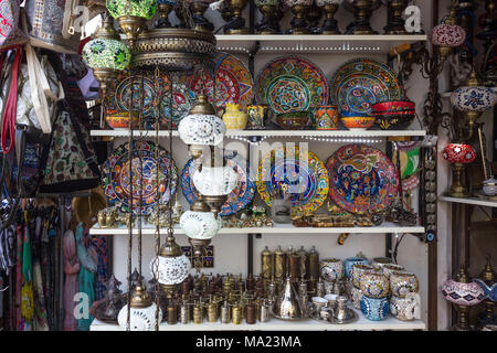 MOSTAR, BOSNIA ERZEGOVINA - 17 agosto 2017: il mercato tradizionale stallo nella città di Mostar, con ceramiche e lampade Foto Stock