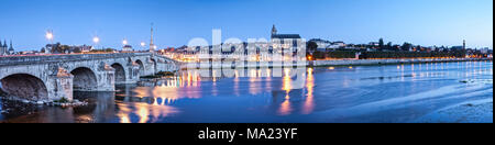 Una vista panoramica della città antica di Blois, sulla Loira, Centro, Francia, al crepuscolo. Foto Stock