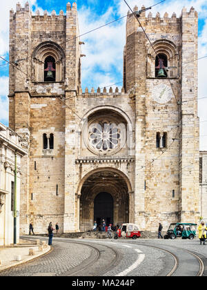 1 Marzo 2018: Lisbona, Portogallo, la Cattedrale, a Lisbona la Città Vecchia, con tuk tuks e turisti al di fuori. Foto Stock