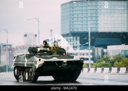 La Bielorussia Minsk. Attrezzature militari in movimento in prossimità biblioteca nazionale della Bielorussia durante la formazione prima celebrazione della Festa Nazionale - Il Independen Foto Stock