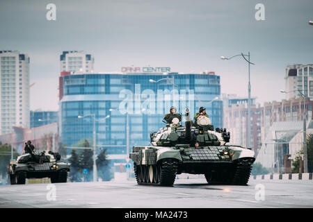 La Bielorussia Minsk. Attrezzature militari in movimento durante le prove prima della celebrazione della festa nazionale - il giorno di indipendenza della Bielorussia. Foto Stock