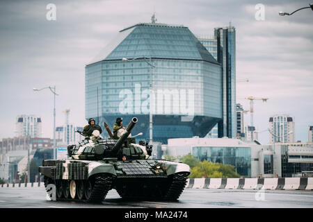 La Bielorussia Minsk. Attrezzature militari in movimento in prossimità biblioteca nazionale della Bielorussia durante la formazione prima celebrazione della Festa Nazionale - Il Independen Foto Stock