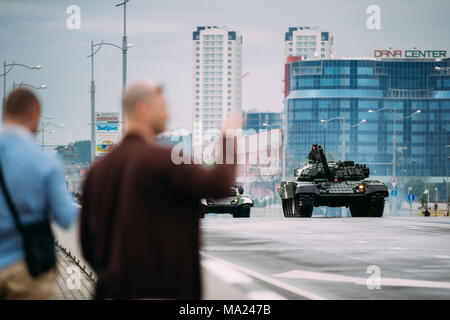 La Bielorussia Minsk. Attrezzature militari in movimento durante le prove prima della celebrazione della festa nazionale - il giorno di indipendenza della Bielorussia. Foto Stock