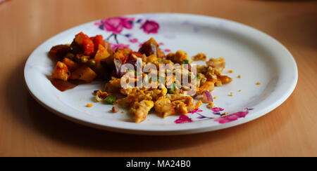 Uova strapazzate frittata e verdure miste servita su una piastra. Indian home reso piatto. vista laterale Foto Stock