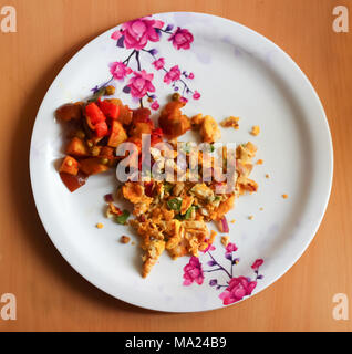 Uova strapazzate frittata e verdure miste servita su una piastra. Indian home reso piatto. vista dall'alto Foto Stock