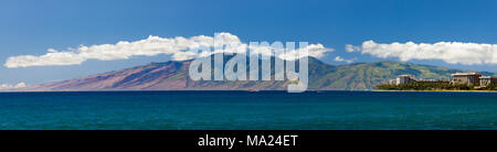 Spiaggia di Kaanapali di Maui e l'isola di Molokai in background, Hawaii. Tre immagini originali sono stati cuciti insieme per formare questa grande reso elevato Foto Stock