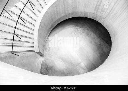 Il calcestruzzo scalinata a spirale nella Tate Modern di Londra, Inghilterra Foto Stock