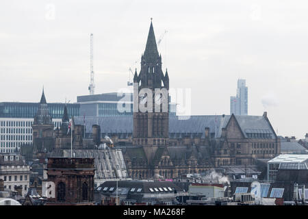 Lo skyline di Manchester che mostra Manchester Town Hall clock tower Foto Stock