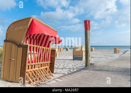 Il baldacchino sedie da spiaggia in vimini a South Beach, Burgtiefe, Fehmarn, Mar Baltico, Schleswig-Holstein, Germania, Europa Foto Stock