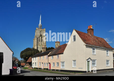 La torre della chiesa di Santa Maria alle spalle di case in Mill Street, Ashwell, Hertfordshire, Inghilterra, Regno Unito Foto Stock