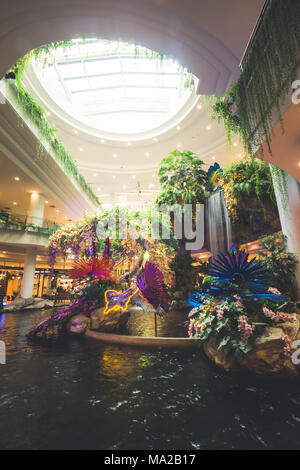 NAKHON RATCHASIMA, Tailandia - 30 agosto 2017 : giardino artificiale e cascata decorazione presso il centro commerciale per lo shopping Foto Stock