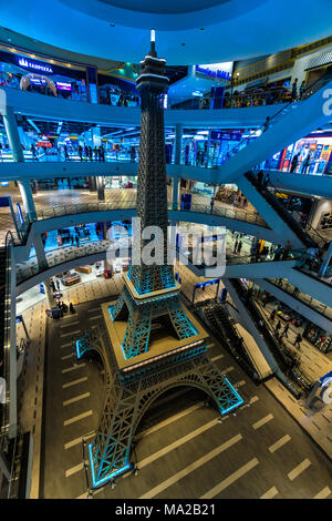 NAKHON RATCHASIMA, Tailandia - 30 agosto 2017 : Mini tour Eiffel replica per decorazione al centro commerciale per lo shopping Foto Stock