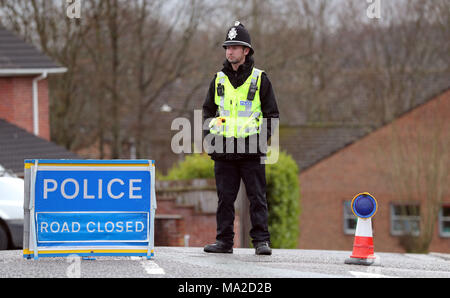 Un cordone di polizia rimane in posizione sul Christie Miller road a Salisbury, vicino alla casa di Sergei Skripal. L'ex Federazione spy e sua figlia che sono state vittime di un agente nervino attaccare in primo luogo è venuto in contatto con la sostanza chimica mortale nella sua casa, la polizia ha detto. Foto Stock