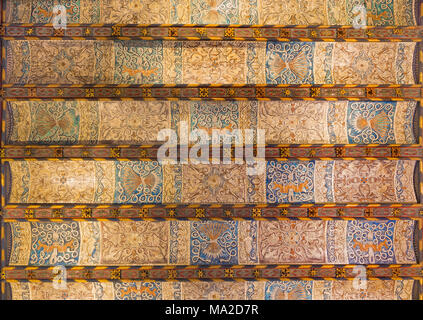 Saragozza, Spagna - 2 Marzo 2018: il soffitto intagliato in stile mudejar La Castillo de la Aljafería palace. Foto Stock