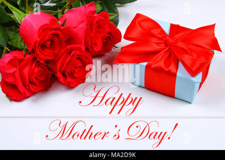 Festa della mamma card con rose rustico sul pannello di legno Foto Stock