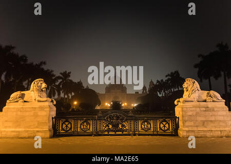 Cancello di ingresso in marmo bianco Lions del Victoria Memorial monumento architettonico e museo a Kolkata, India. White Lion scultura nella notte paglierino Foto Stock