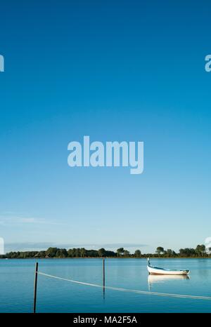 Una barca ormeggiata in Schlei, un ingresso del mar Baltico, Schleswig Holstein Foto Stock