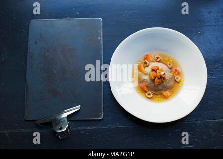 Raviolo con ricci di mare al ristorante 'Septime', Parigi Foto Stock